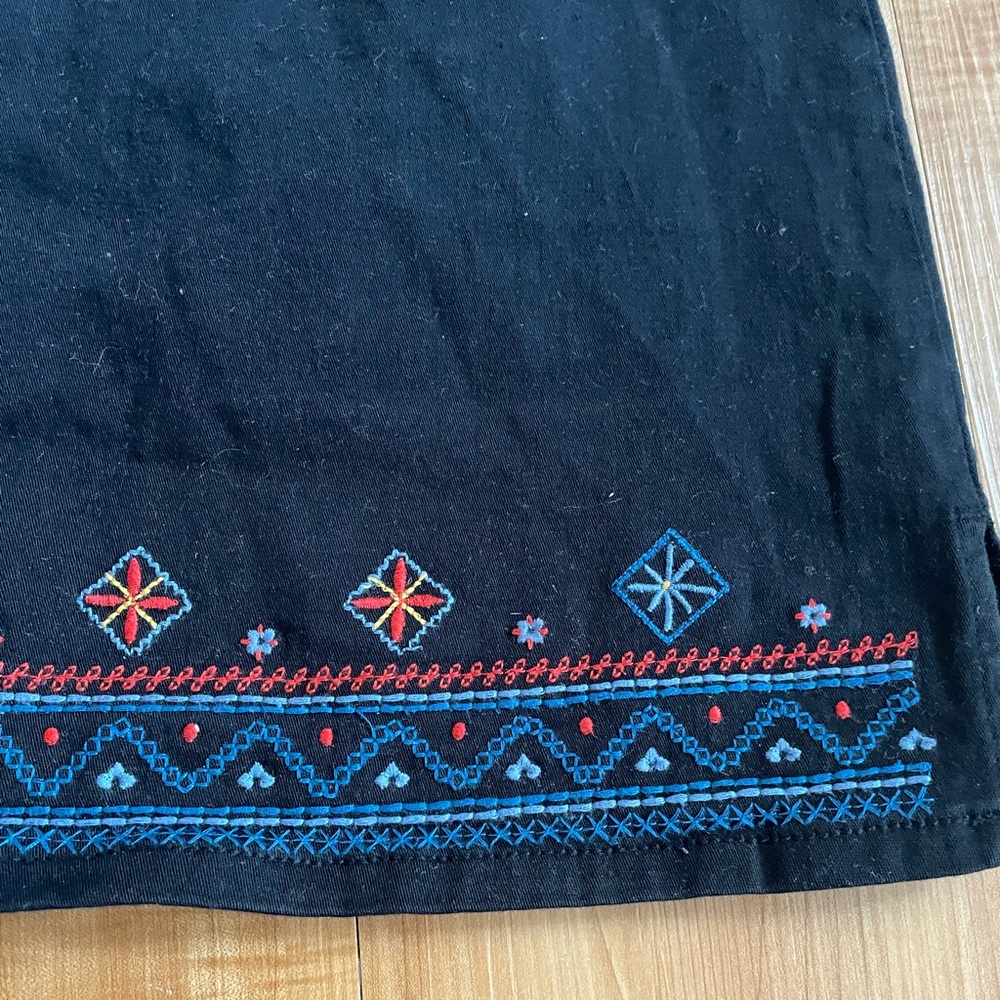 Flower embroidered hem black mini skirt - Picture 2 of 4